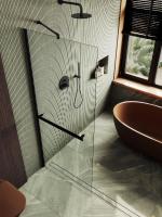 Душевая перегородка в профиле MaybahGlass 1950*690 Стекло 8 мм Бесцветное +Полотенцедержатель  Профиль: Широкий, Цвет Черный MGD-720-6ш